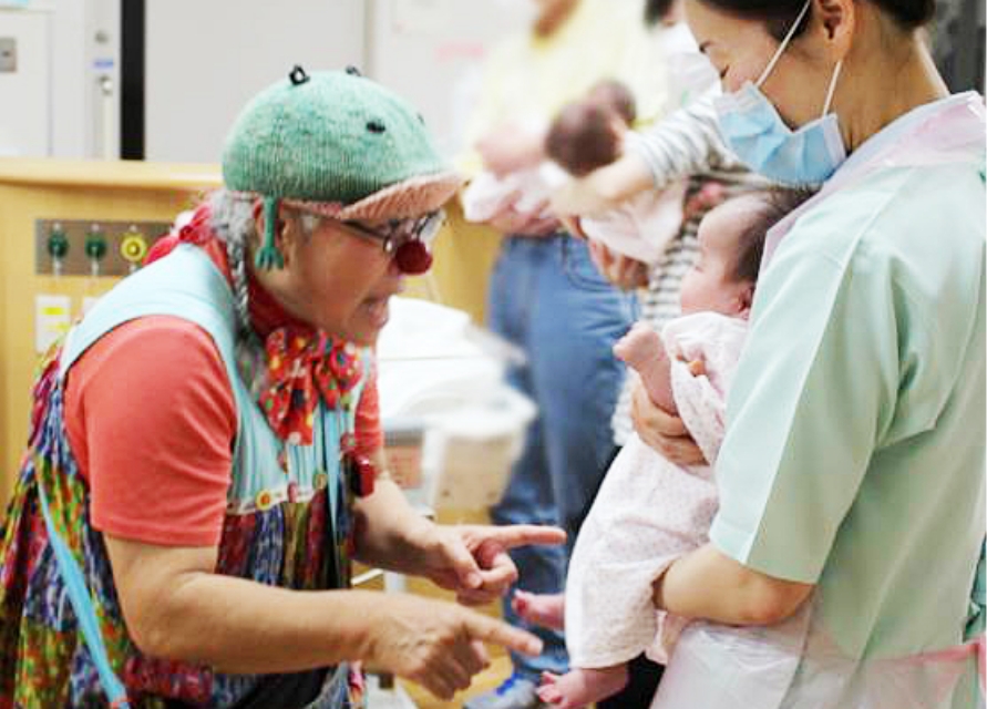 クリニクラウンによる医療現場の写真